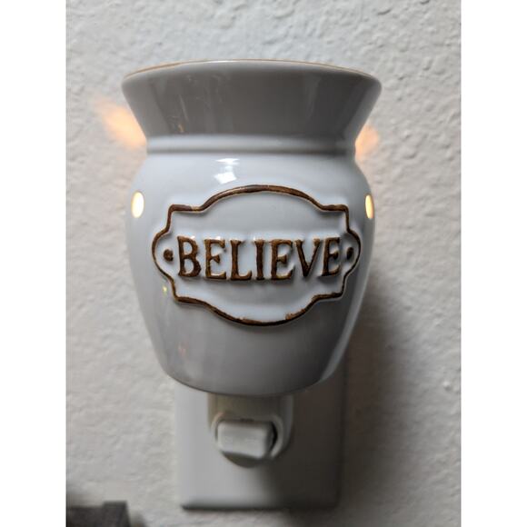 Scentsy Believe Mini Wall Plug-in 15W Wax Warmer w/ Box & New Bulb Retired - Picture 1 of 9